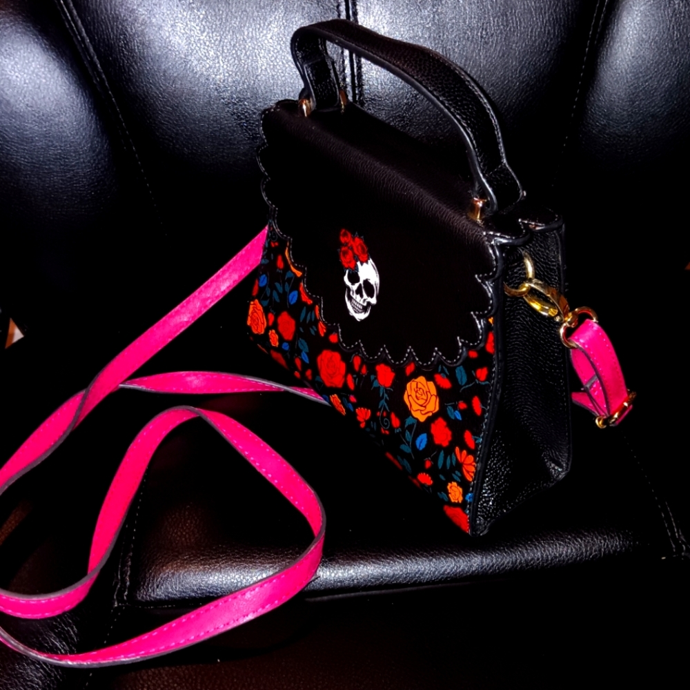 This a cute cross body bag